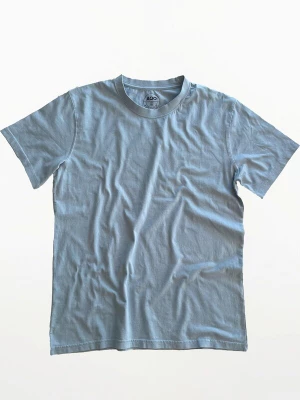 Foto van product A Question Of (AQO) Shirt 'Anders Tee Garment Dyed' lichtblauw