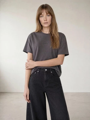 Foto van product ARMIE Shirt 'The Alexi Logo T-shirt - Dark Grey' donkergrijs