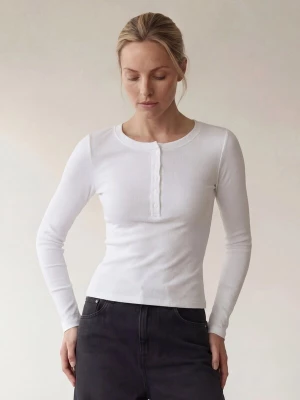 Foto van product ARMIE Shirt 'The Petra Henley Slim-Fit Top - White' wit