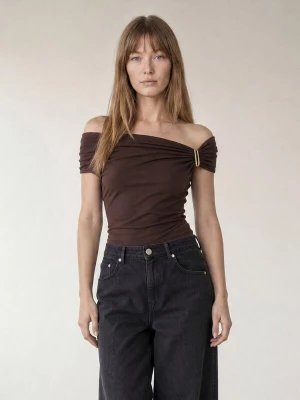 Foto van product ARMIE Top 'The Julia Broche Slim-Fit Top' bruin