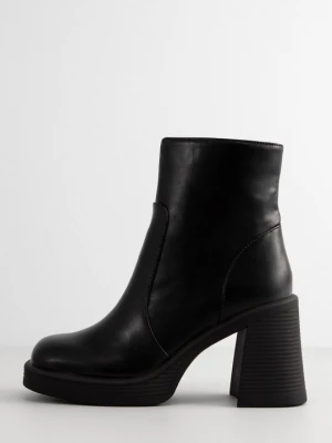 Foto van product Enkellaarsjes met plateauzool Steve Madden zwart