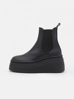 Foto van product Enkellaarsjes met plateauzool Steve Madden zwart