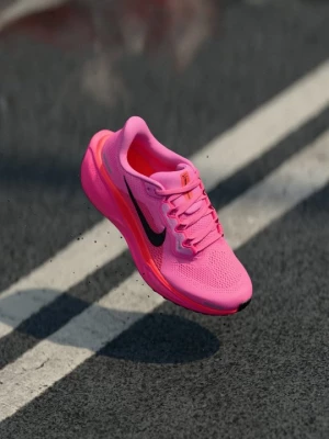Foto van product Hardloopschoenen voor op de weg Nike donkerroze