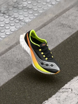Foto van product Hardloopschoenen voor op de weg Saucony zwart