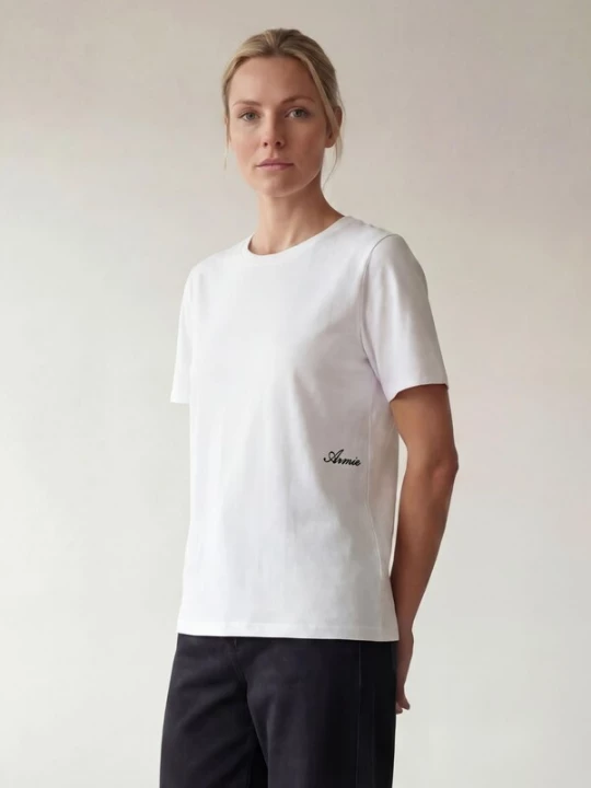 Foto van product ARMIE Shirt 'The Carina Logo T-shirt' wit