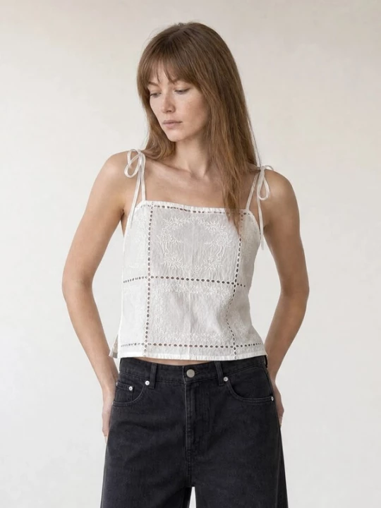 Foto van product ARMIE Top 'The Apple Cropped Square Neck Top' wit