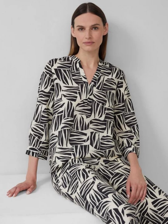 Foto van product Blouse van een gestructureerde viscosemix met print all-over s.Oliver zwart