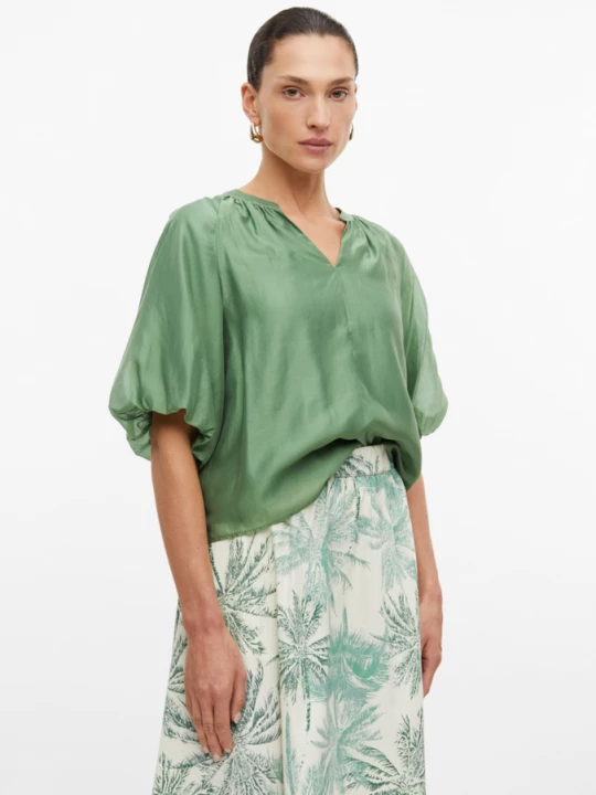 Foto van product Blouse van viscosemix in een losse pasvorm met pofmouwen s.Oliver groen