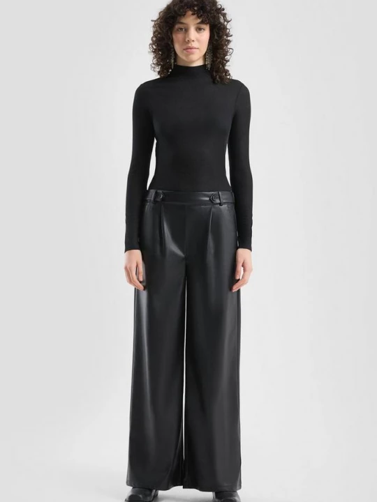 Foto van product Broek in imitatieleer / High Rise / Wide Leg / Coating QS zwart