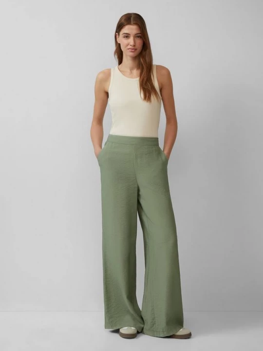 Foto van product Broek met wijde pijpen in een losse pasvorm met een elastische tailleband s.Oliver groen