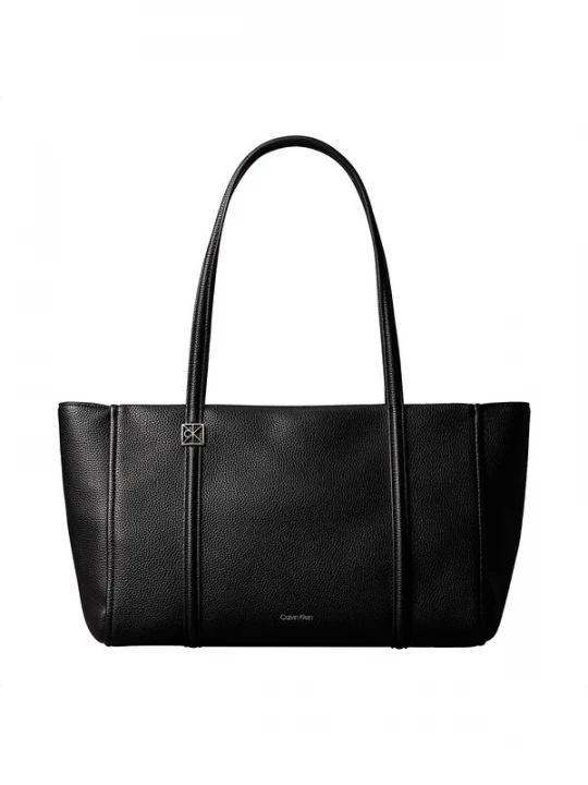 Foto van product Calvin Klein Shopper 'Emblem Plaque Pebble Grain Tote' zwart