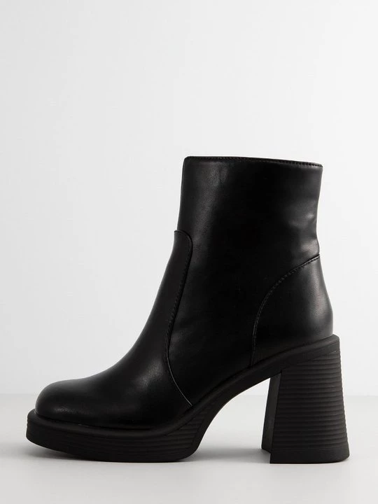Foto van product Enkellaarsjes met plateauzool Steve Madden zwart