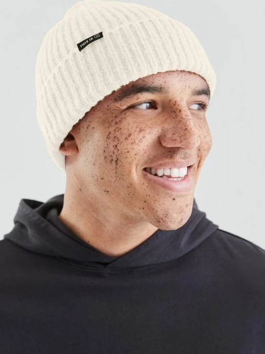 Foto van product Gebreide muts in grove breistructuur met logo QS crème