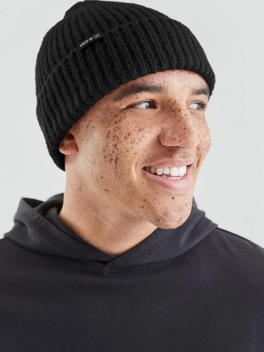 Foto van product Gebreide muts in grove breistructuur met logo QS zwart