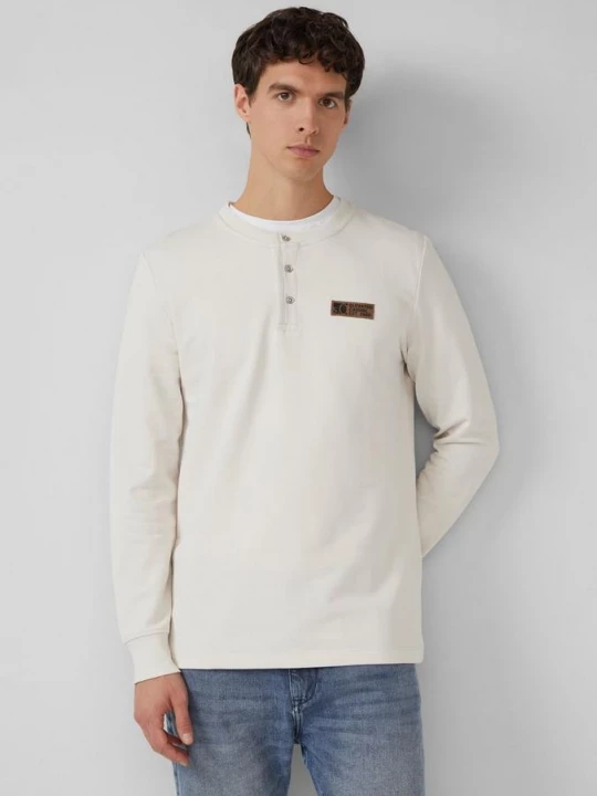 Foto van product Geribd Henley shirt met label patch s.Oliver crème