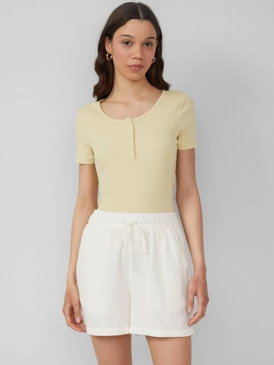 Foto van product Geribd T-shirt met knoopsluiting QS geel