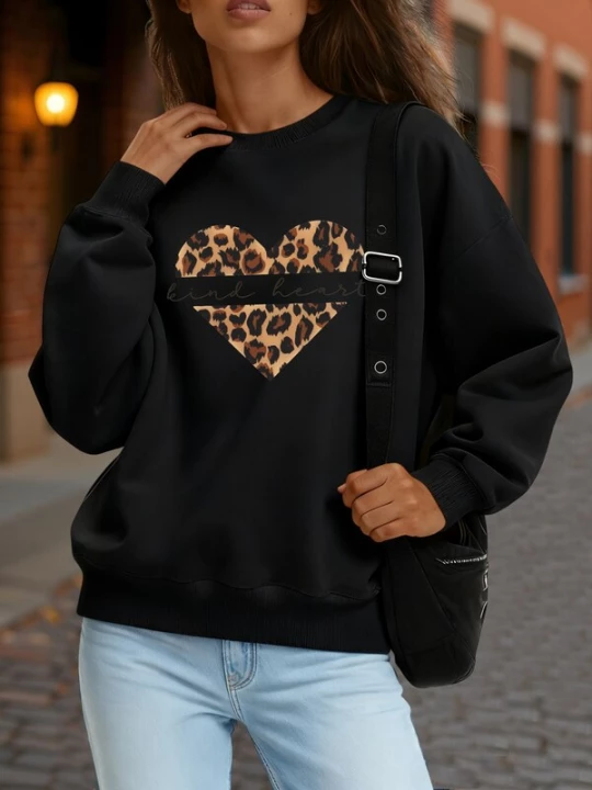 Foto van product GORHEY Trui 'Women's Loose Fit Fleece Pullover, Long Sleeve Sweatshirt with Animal Print' zwart