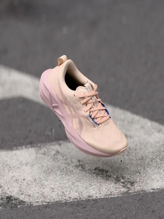 Foto van product Hardloopschoenen voor op de weg Asics donkerroze