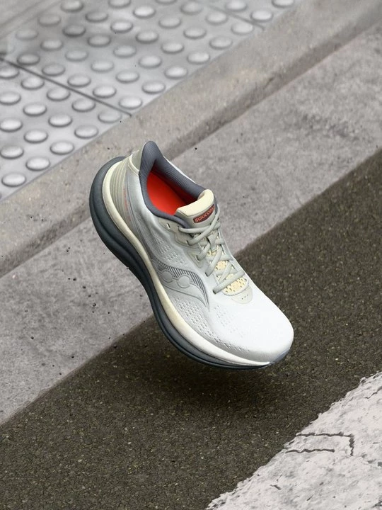 Foto van product Hardloopschoenen voor op de weg Saucony grijs