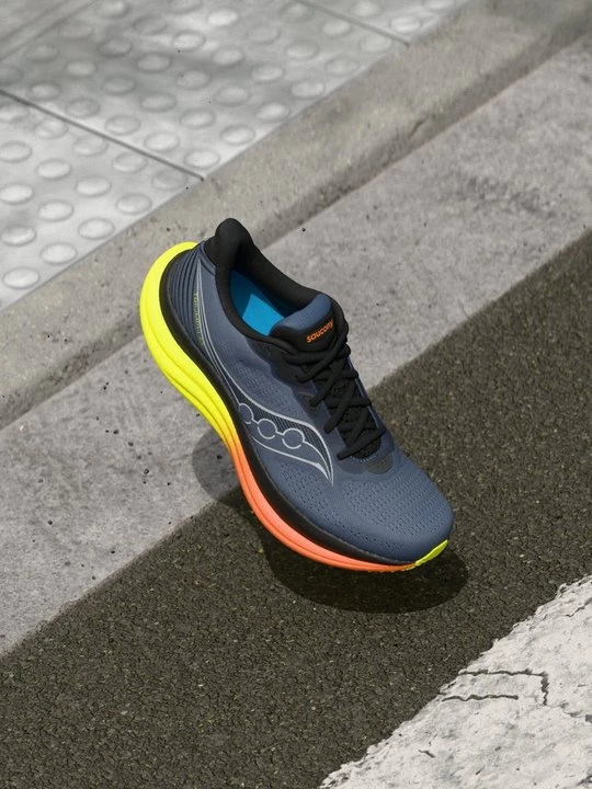 Foto van product Hardloopschoenen voor op de weg Saucony grijs