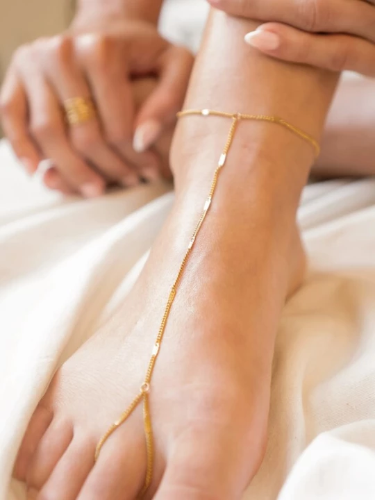 Foto van product Hey Happiness Voetsieraden 'Starburst Toe Chain' goud