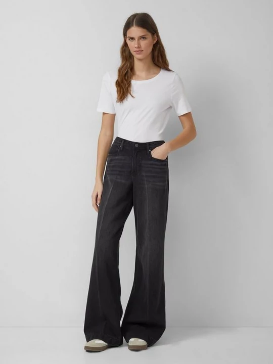 Foto van product Jeans Suri / Regular Fit / Halfhoog / Wijde pijpen s.Oliver zwart