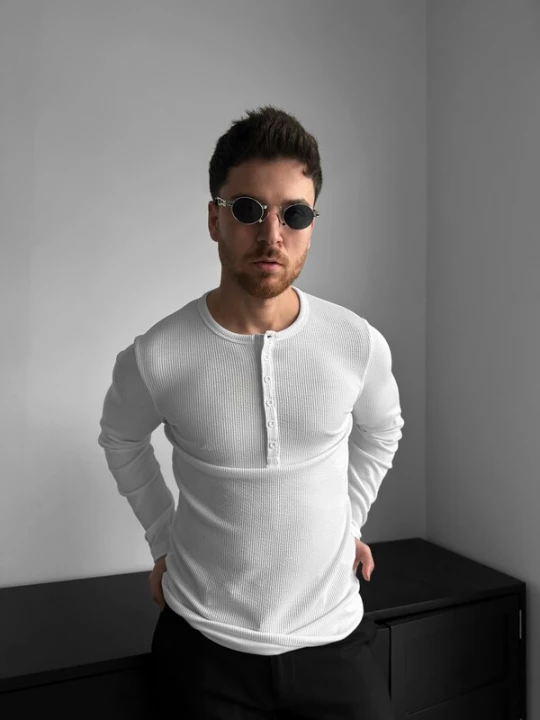 Foto van product Kleidermafia Shirt 'Slim Fit Long Arm Button T-shirt - Ecru' wit