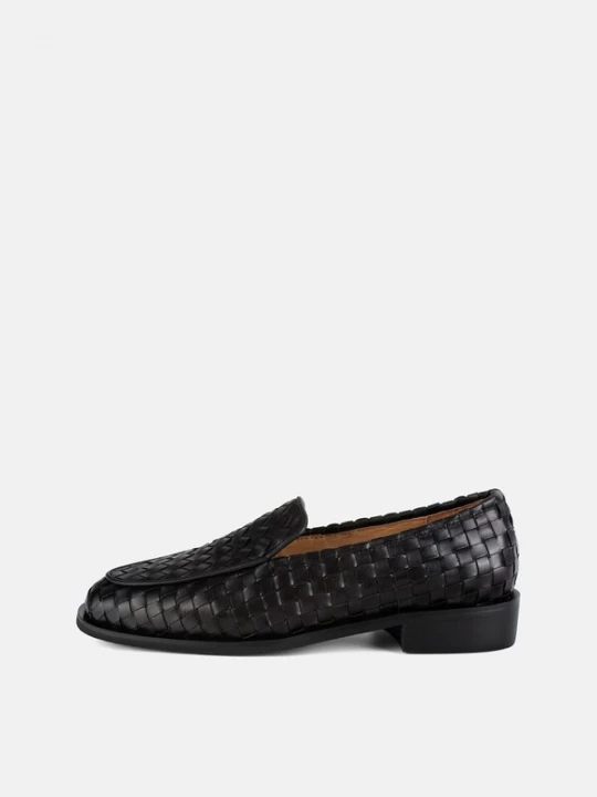 Foto van product L37 HANDMADE SHOES Instappers 'PURE CLASSIC' zwart