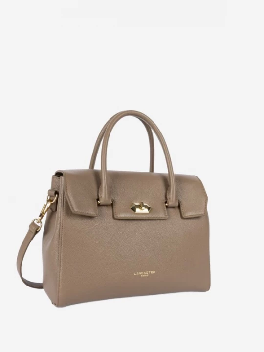 Foto van product LANCASTER Paris Handtas 'Lancaster Sac à main A rabat avec fermoir M Milano Cosmos Sable Foncé' beige