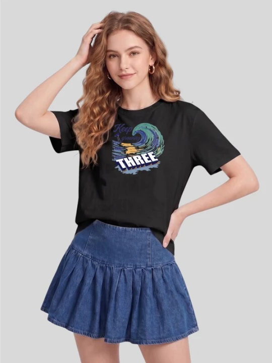 Foto van product LapaPlus Shirt 'Women Vintage Gradient Wave Keep growing THREE Letter Print T-Shirt' zwart
