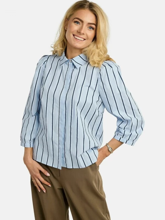 Foto van product Liberte Essentiel Shirt ' FLORA ' lichtblauw