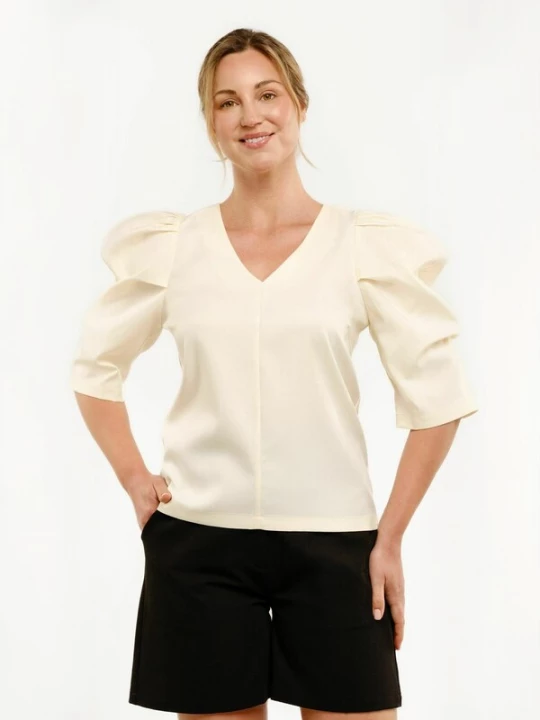 Foto van product Liberte Essentiel Shirt ' WINNIE ' crème