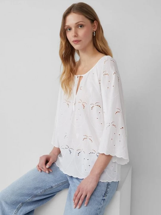 Foto van product Lichtgewicht blouse met oogjesborduursel | QS x Sarah & Tini wit