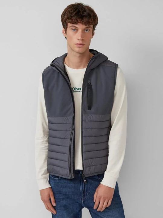 Foto van product Lichtgewicht vest gemaakt van een mix van materialen met een capuchon s.Oliver grijs