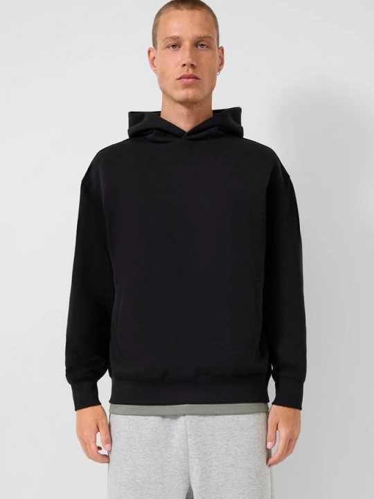 Foto van product Losvallende hoodie met geborduurd logo QS zwart