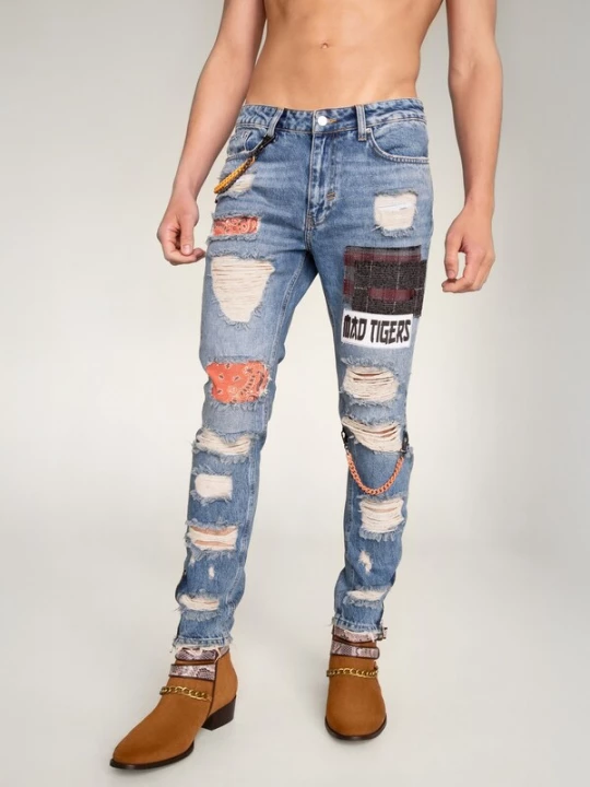 Foto van product MAD TIGERS Jeans 'CHE-CHAINS ARTPATCH' lichtblauw
