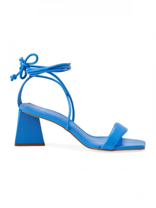 Foto van product Mangara Atelier Sandalen met riem 'Sandales à talon Mangara Cauna à nouer à la cheville en cuir bleu' kobaltblauw