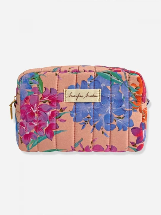 Foto van product Marylène Madou Make up tas 'Quilted Small ‘Hydrangeas’ in Light Coral Toiletry Bag / Wash Bag' oudroze
