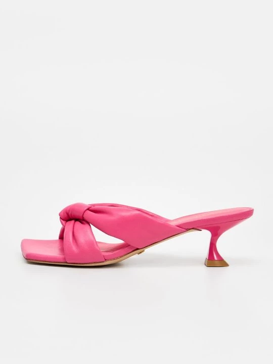 Foto van product Muiltjes met hak Stuart Weitzman rood