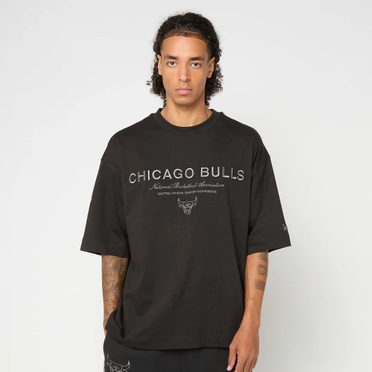 Foto van product NBA Linear Graphic Box Tee Chicago Bulls New Era zwart