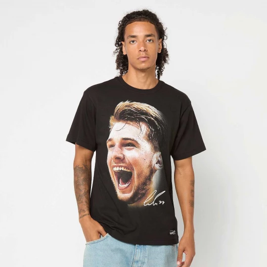 Foto van product NBPA Real Big Face Tee Luka Doncic Mitchell & Ness zwart