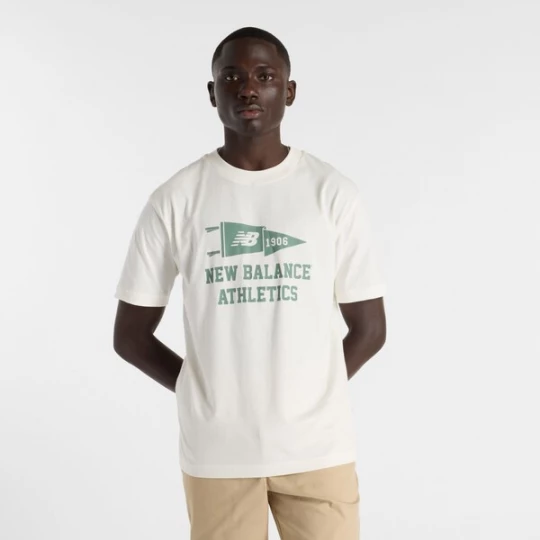 Foto van product new balance Shirt 'Varsity Pennant' spar / wit