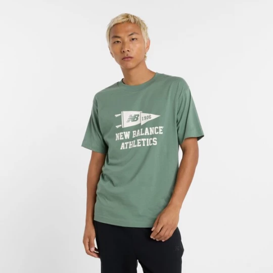 Foto van product new balance Shirt 'Varsity Pennant' spar / wit