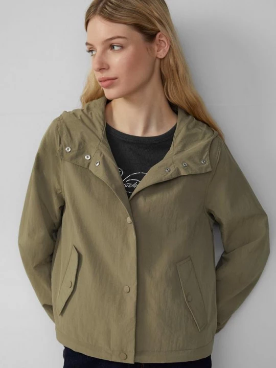 Foto van product Nylon jack met capuchon en verstelbare zoom QS olijfgroen