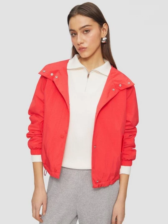Foto van product Nylon jack met capuchon en verstelbare zoom QS rood