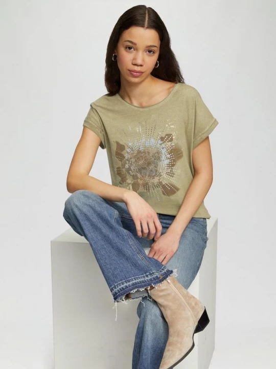Foto van product Oversized top in een garment-washed look met een print op de voorkant QS olijfgroen