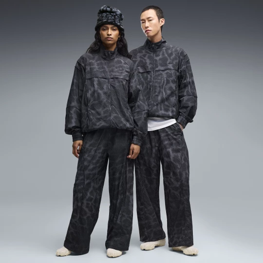 Foto van product PUMA CLRT relaxte uniseks trainingsbroek met print, Grijs