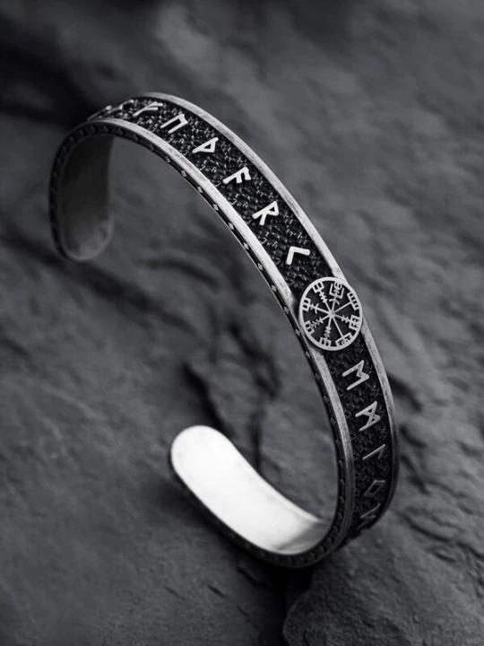 Foto van product REYTEL Armband 'VEGVISIR WITH RUNES' zilver