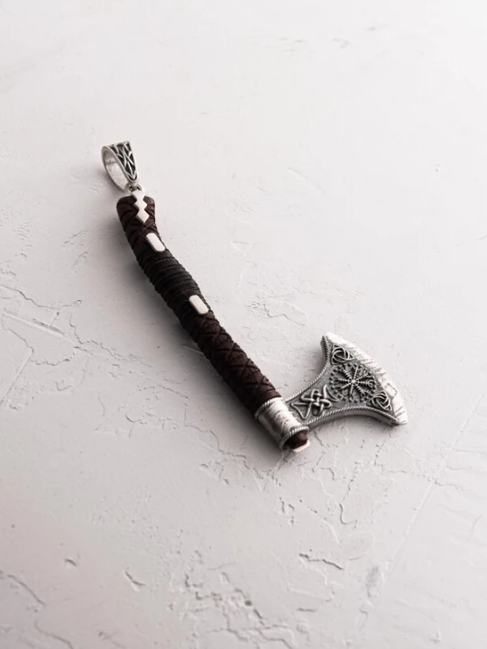 Foto van product REYTEL Hangers 'AXE HELMET of TERROR' zilver