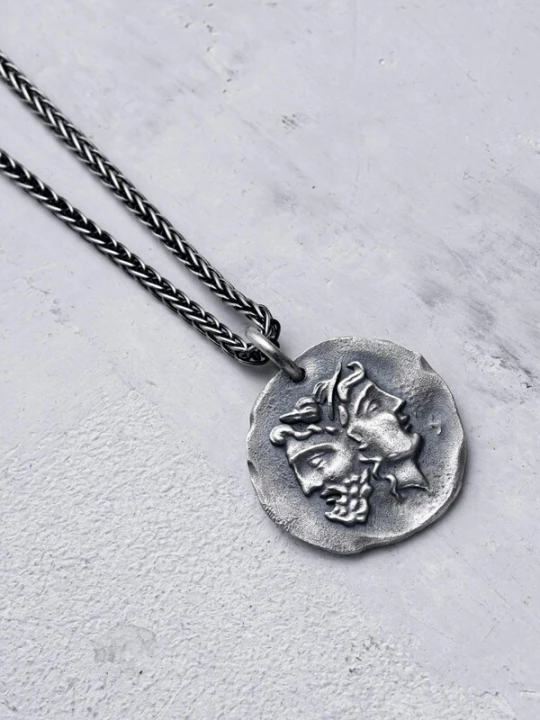 Foto van product REYTEL Hangers 'DOUBLE MASK OF THE SAGITTARIUS (ancient greek coin)' zilver